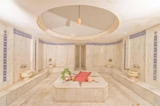 Royal Atlantis Spa & Resort Side