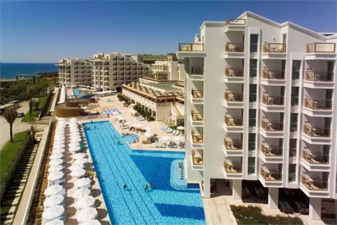 Royal Atlantis Spa & Resort Side