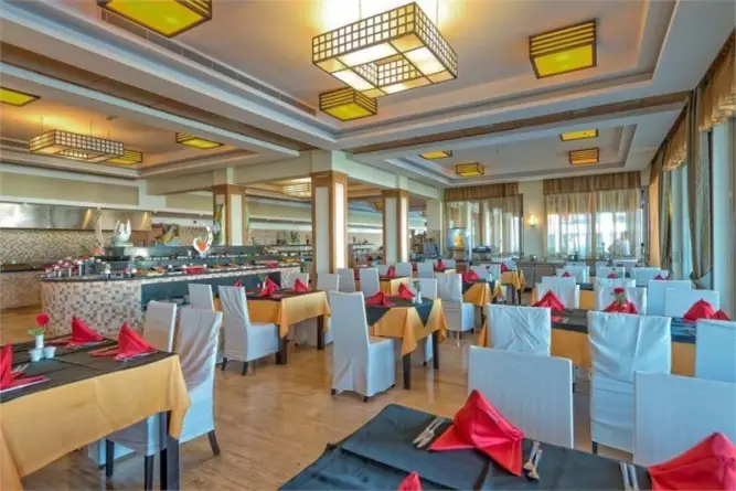 Royal Atlantis Spa & Resort Side