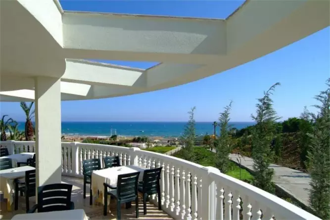 Royal Atlantis Spa & Resort Side