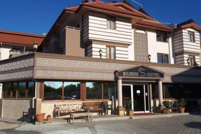 Selenium Hotel Side