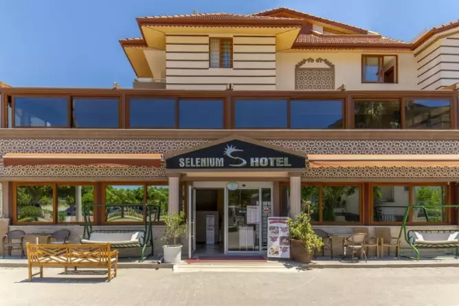 Selenium Hotel Side