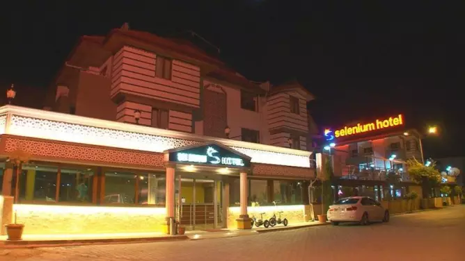 Selenium Hotel Side