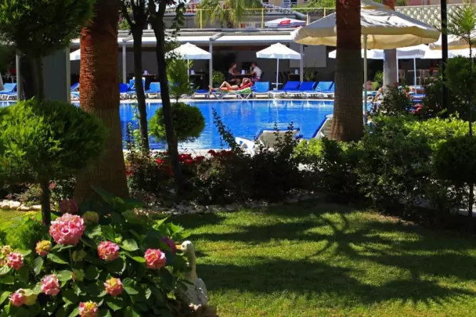 Sun City Apartments & Hotel Side