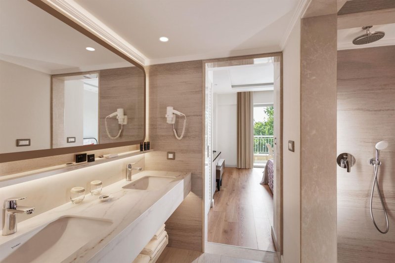 Deluxe Family Suite