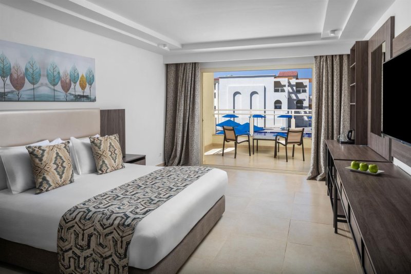 Deluxe Pool View Room