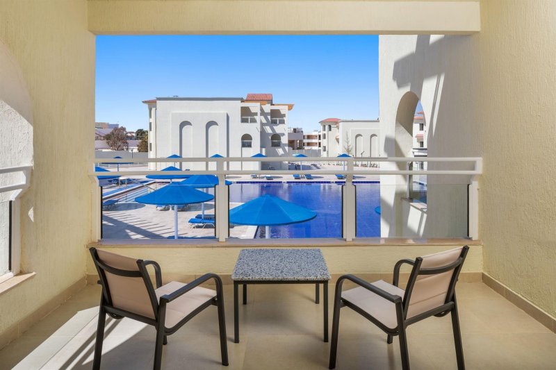 Deluxe Pool View Room