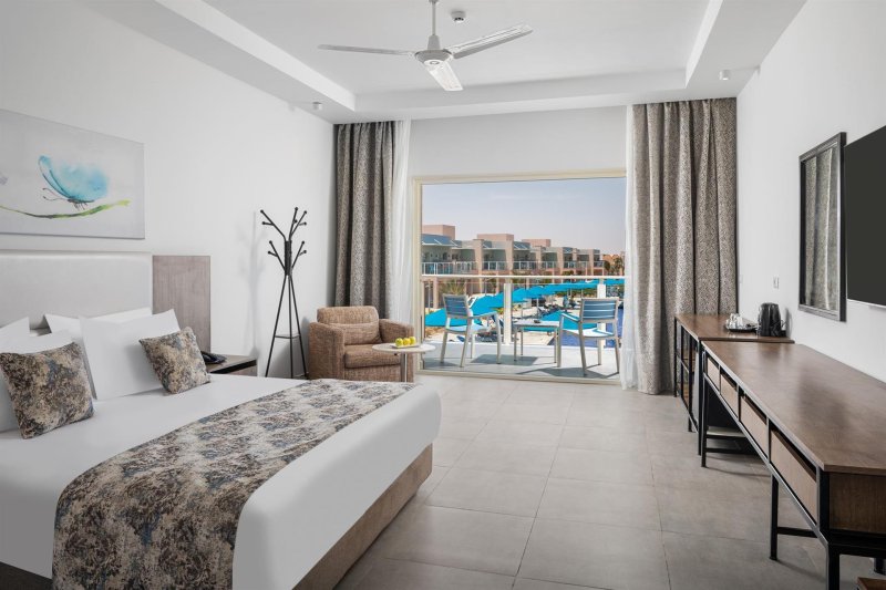 Deluxe Pool View Room