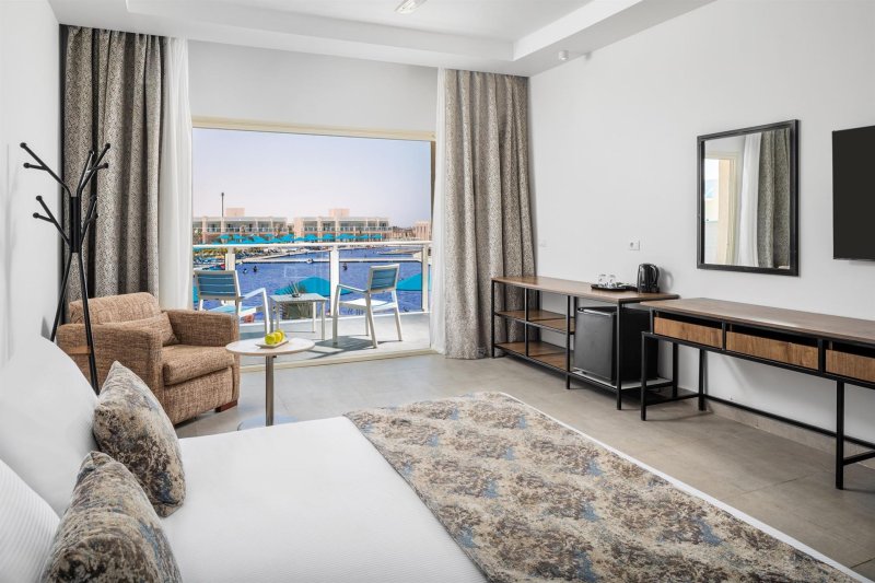 Deluxe Pool View Room