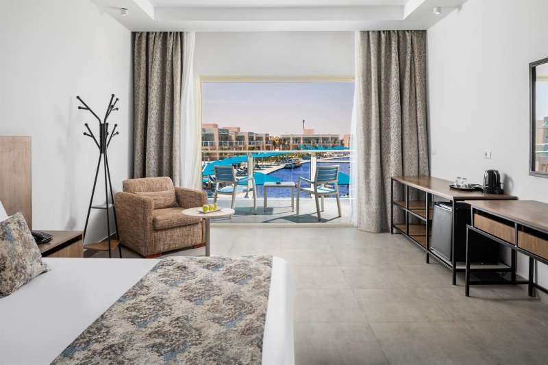 Deluxe Pool View Room