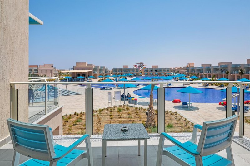 Deluxe Pool View Room