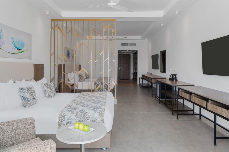 Deluxe Suite Pool View Room