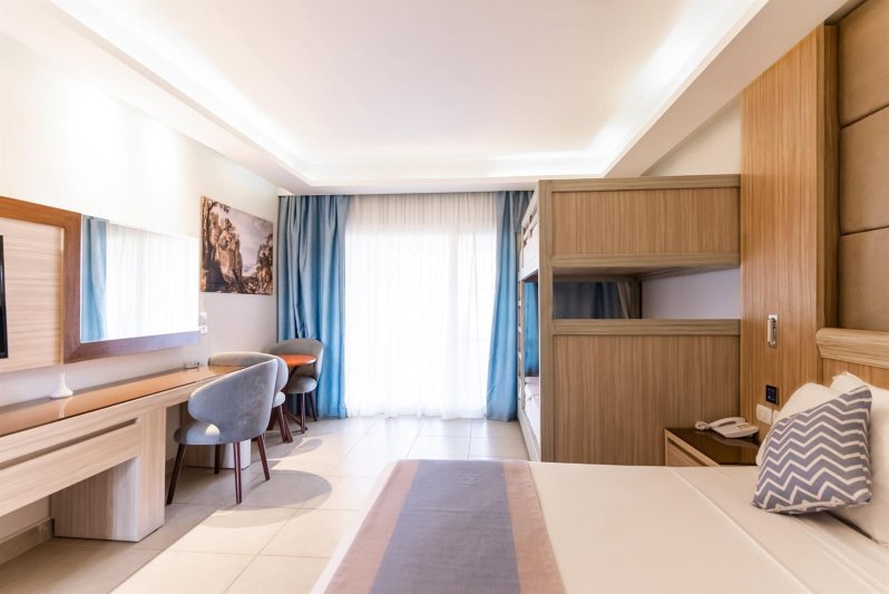 Deluxe BunkBed Pool View Room