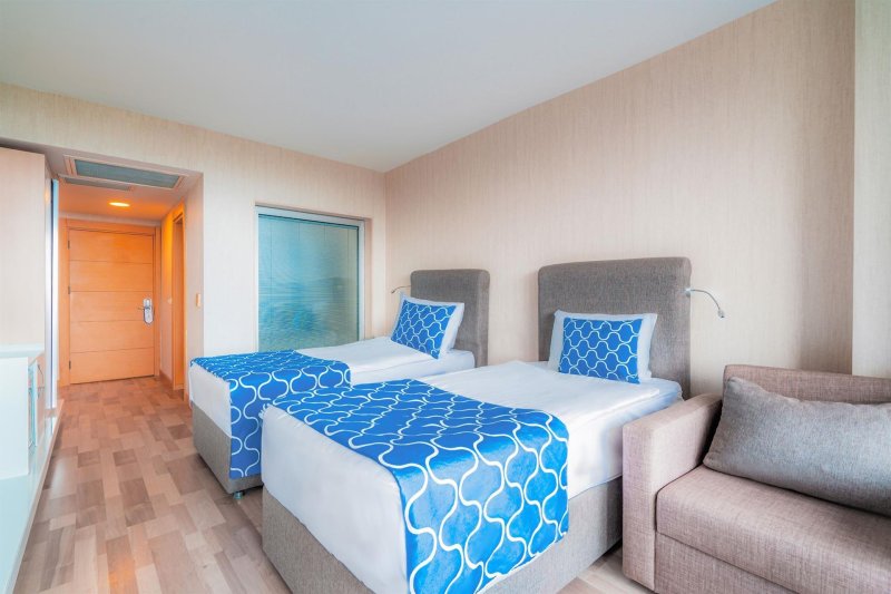 Mainbuilding Land View