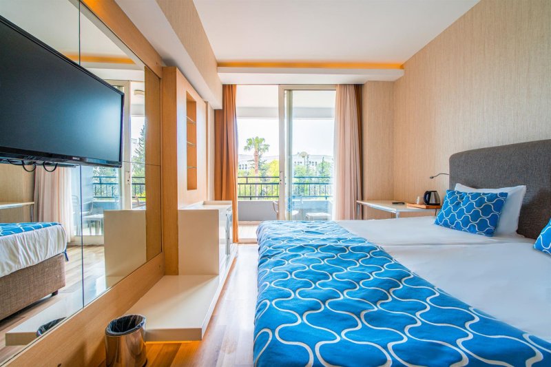 Mainbuilding Land View