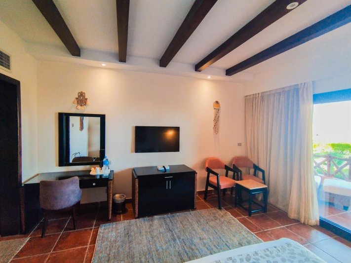 Deluxe Pool View Room