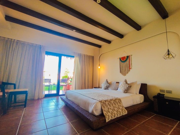 Deluxe Pool View Room