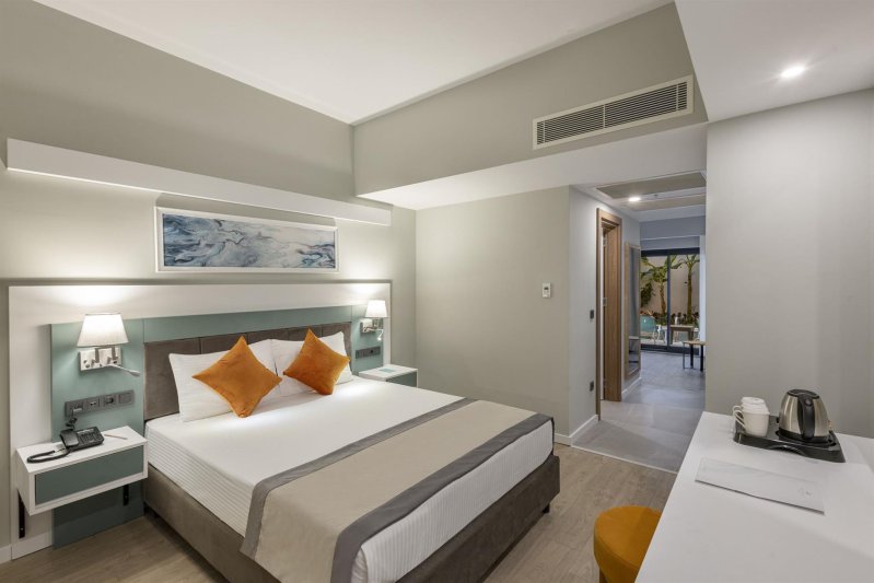 Swim Up Suite
