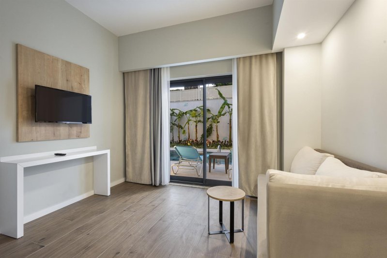 Swim Up Suite