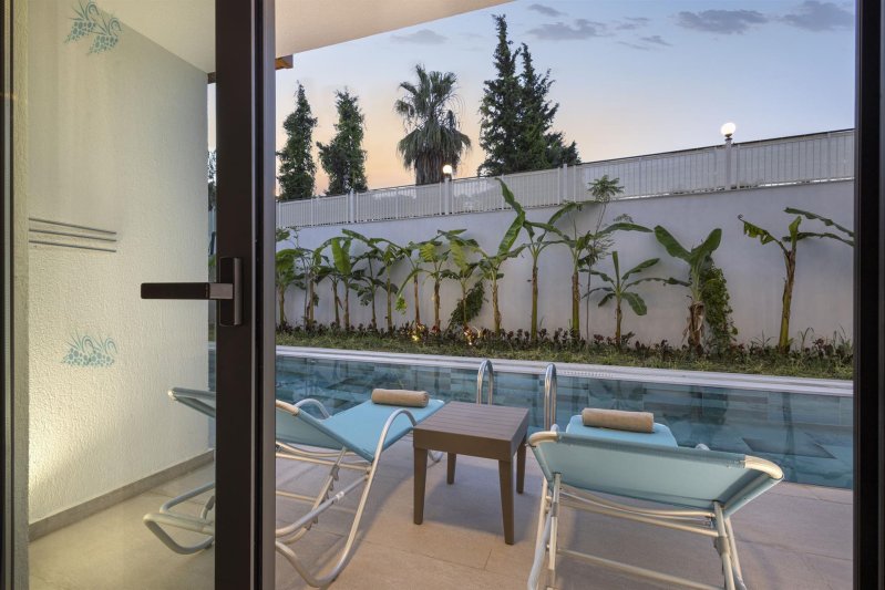 Swim Up Suite