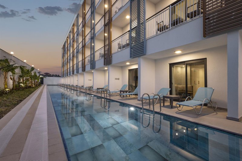 Swim Up Suite