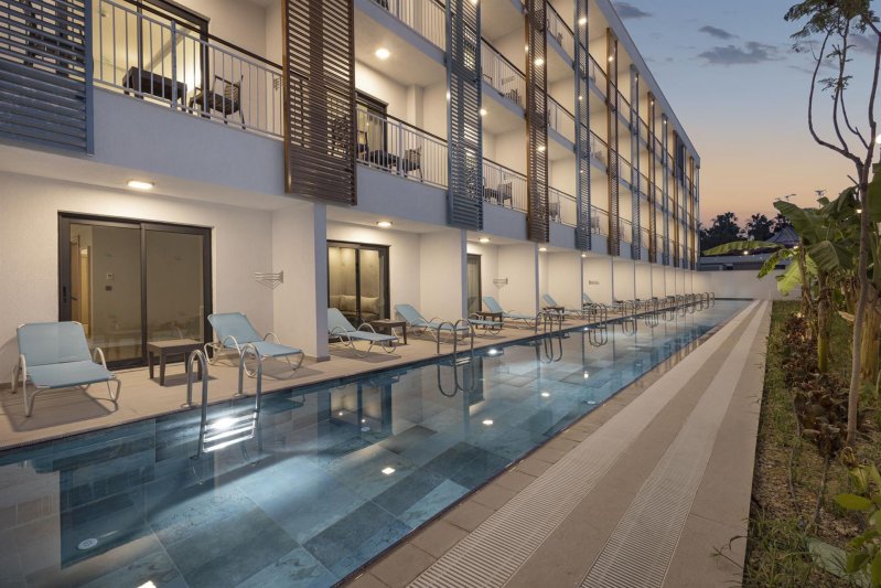 Swim Up Suite