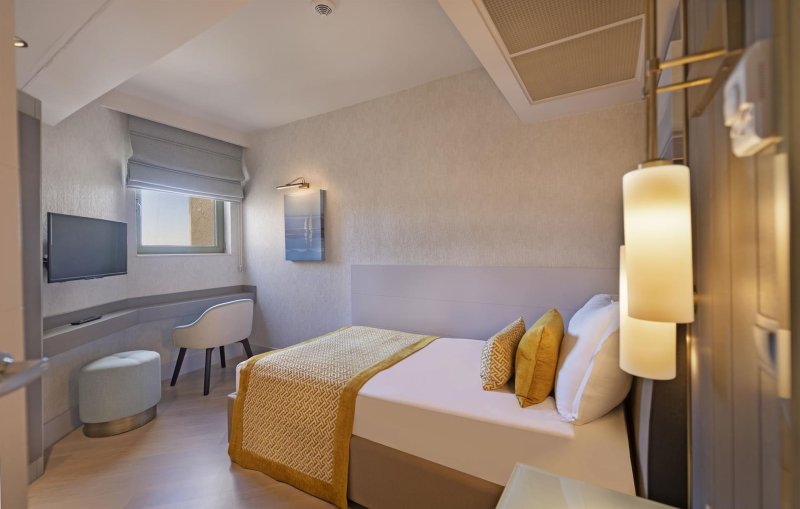 Queen Family Suite Side Sea