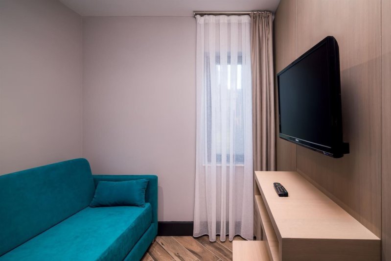 Middle Yard Quadro Room