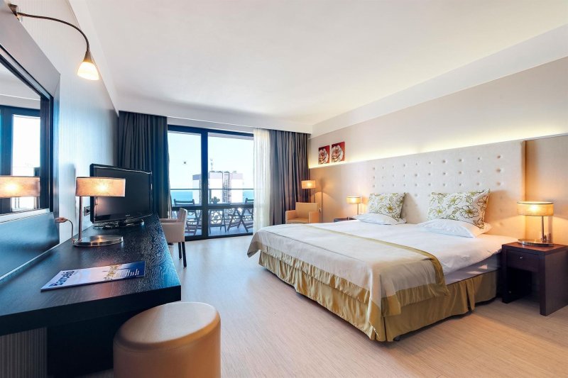 Residential 1 Bedroom App Pool View