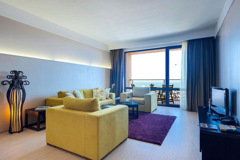 Residential 1 Bedroom App Pool View