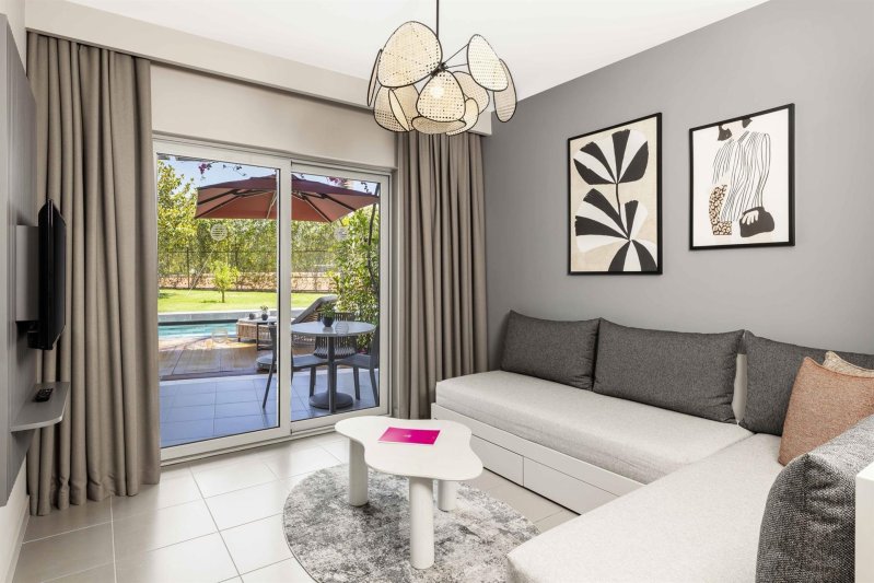 Deluxe Suite Swim Up