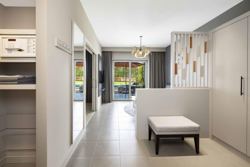 Deluxe Suite Swim Up