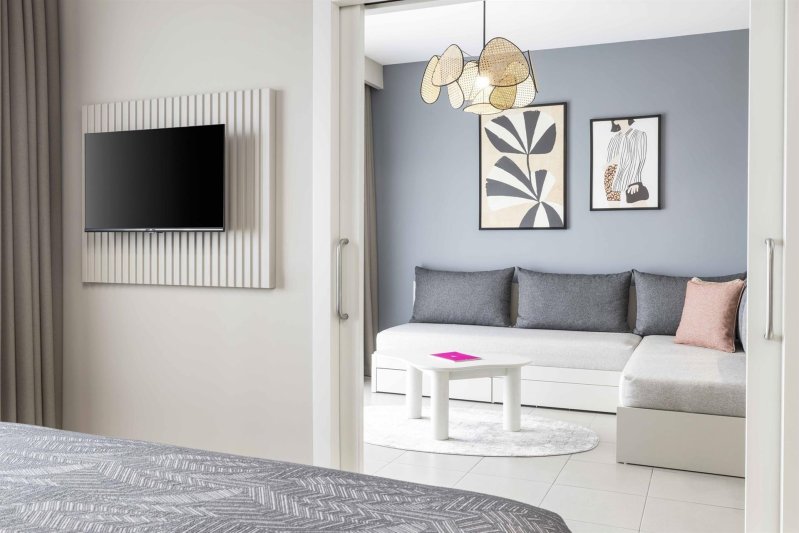 Deluxe Suite Swim Up