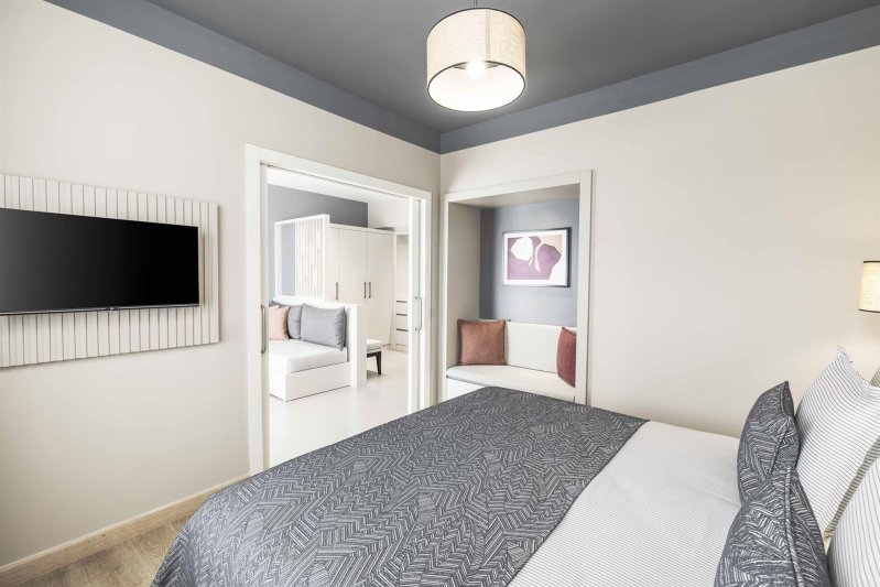 Deluxe Suite With Poolside Terrace