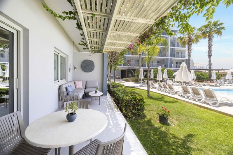 Deluxe Suite With Poolside Terrace