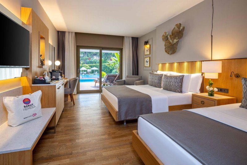 Deluxe Room Swim Up