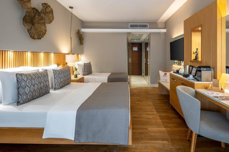 Deluxe Room Swim Up