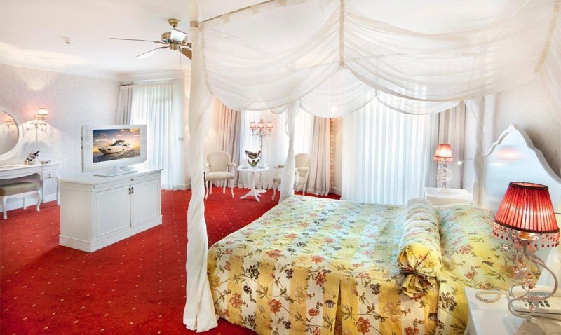 Honeymoon Deluxe Suite