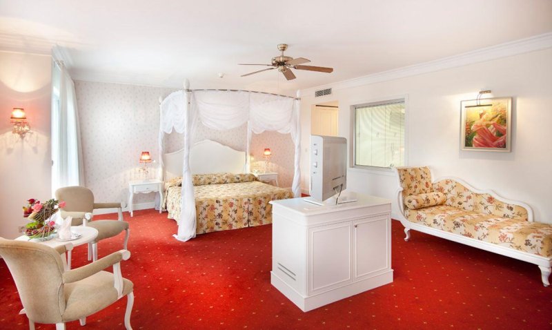 Honeymoon Deluxe Suite