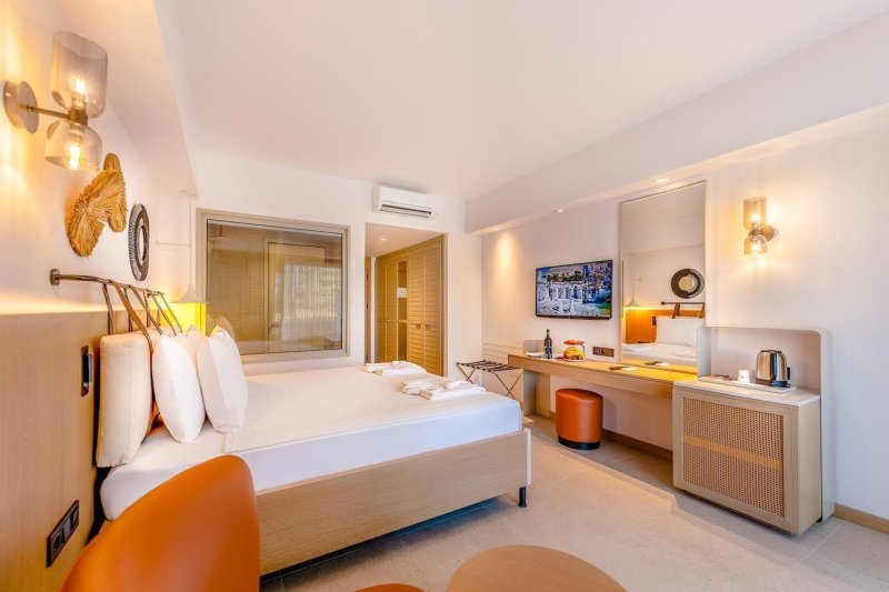 Elite Room Swim-Up 13+