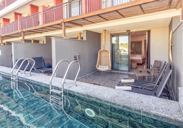 Elite Room Swim-Up 13+