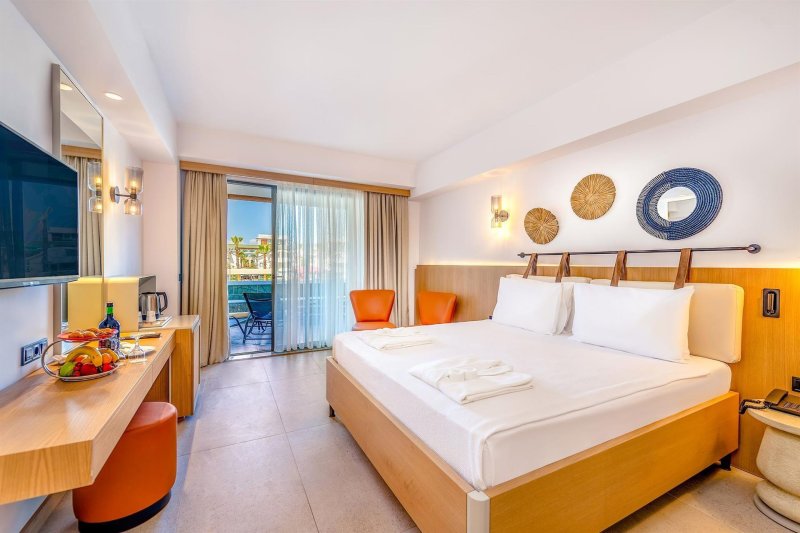 Elite Room Swim-Up 13+