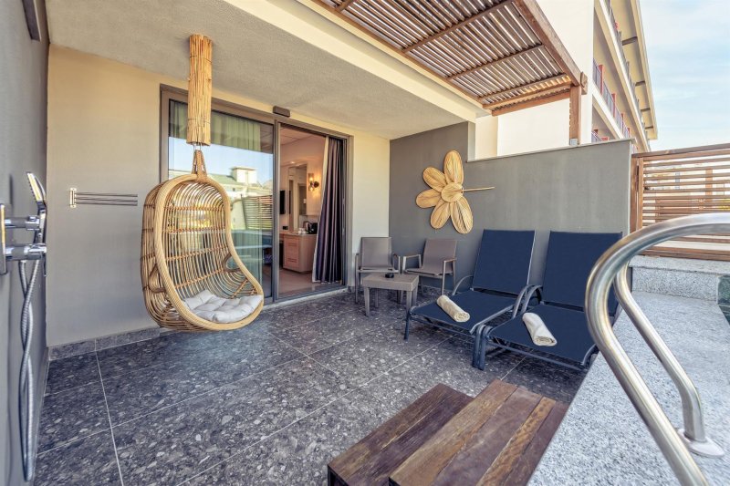 Elite Room Swim-Up 13+