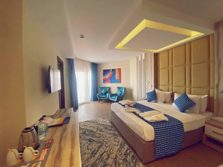 FAMILY BACK / RESORT VIEW ROOM