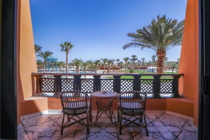 Deluxe Pool View Room