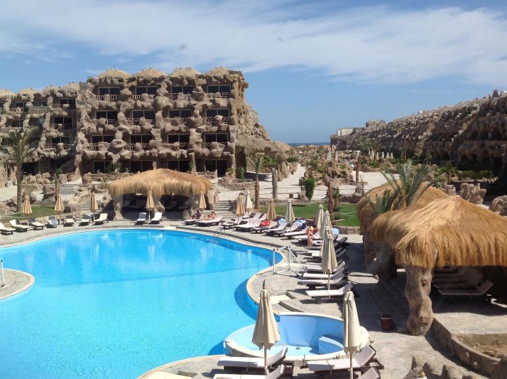 Hurghada utazás Caves Beach Resort
