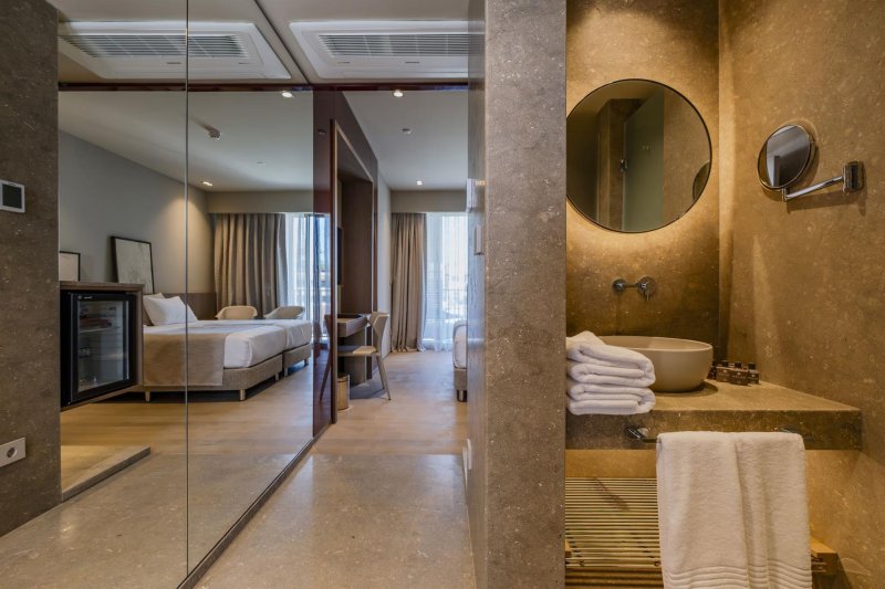 Superior Swim Up Room