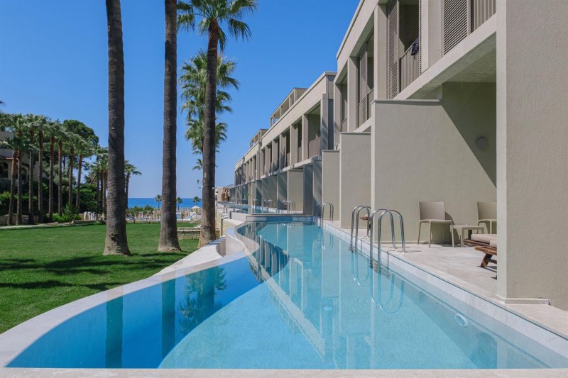 Superior Swim Up Room