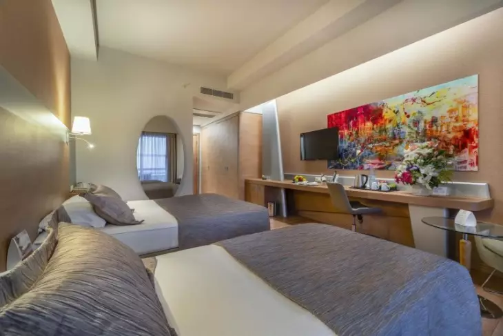 Deluxe Room Land View