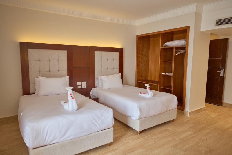 Swim Up Connected Suite